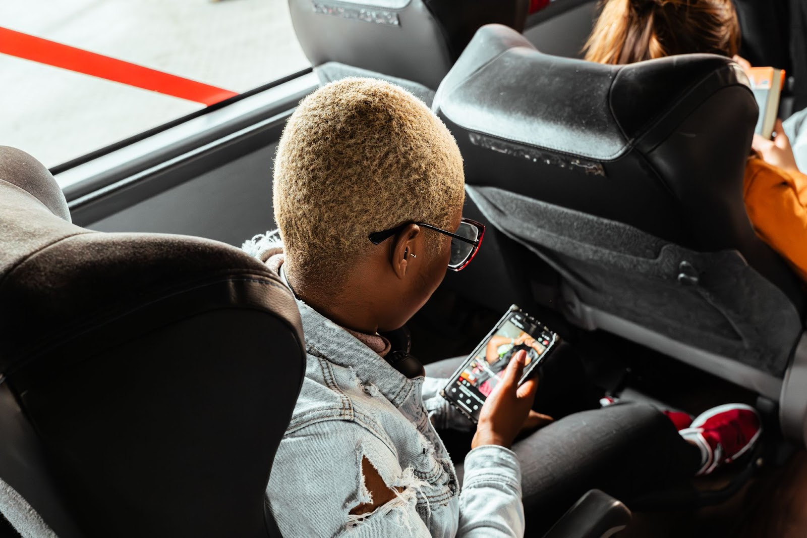 BlaBlaCar lança promoção de passagens. Passageira aproveitando os benefícios de se viajar de carona