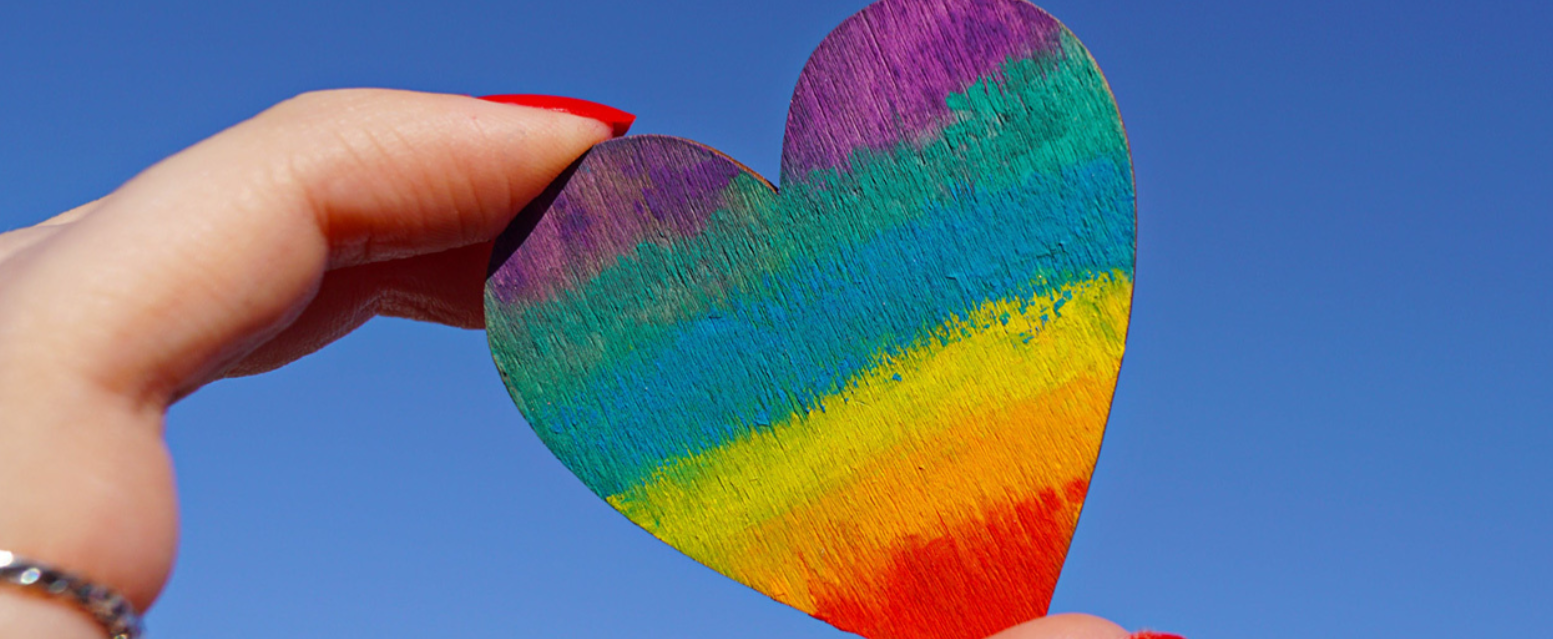 serviços especializados para a comunidade LGBTI. o coraçæo colorido simbolizando a causa